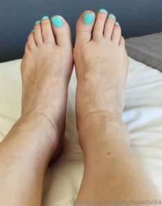 Happy friday a fresh new pedi on my sweaty feet just taken my socks