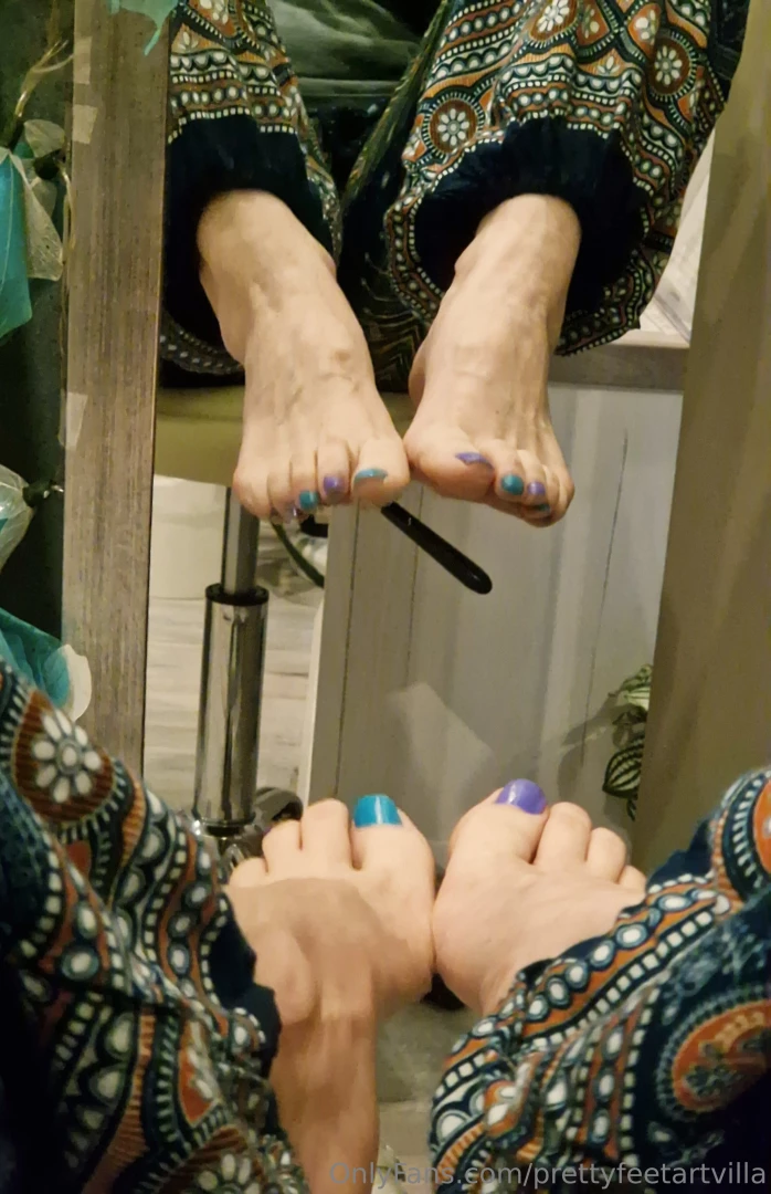 Kneel before my sweaty feet and worship them now 