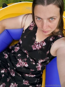 Wir beide in einem boot auf einem kleinen see das klingt finde ich