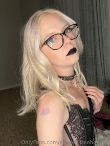 Hey babe s want some toplesss goth mommy i promise its good for you