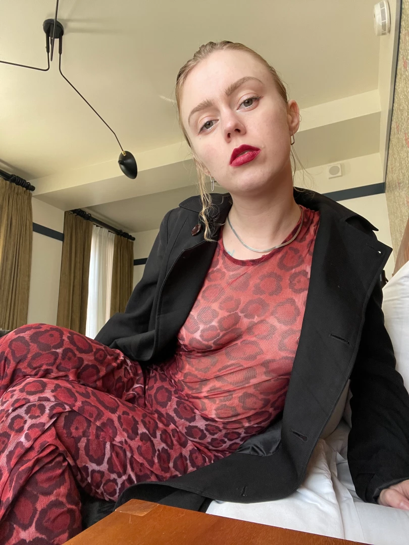 Threatening aura as you re on your knees 