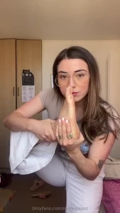 Watch me enjoy the beautifull process of sniffing my delicious stinky