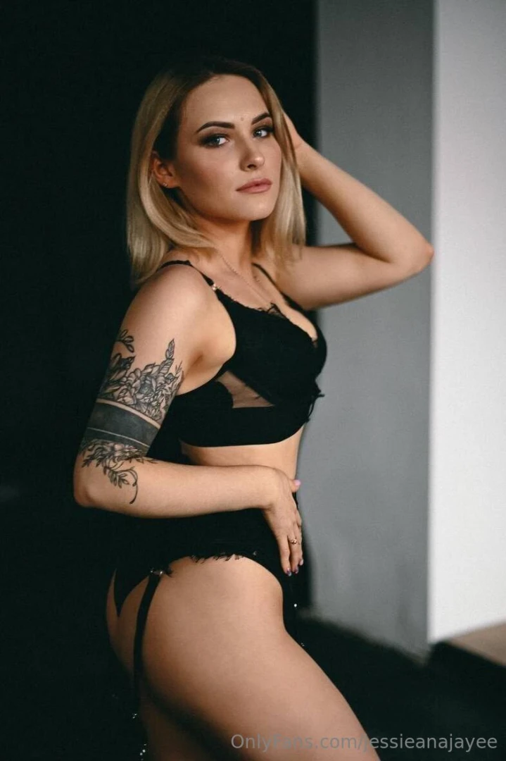 Alexa_blondi a hot hottie with a stunning flexible body is waiting for part 40 