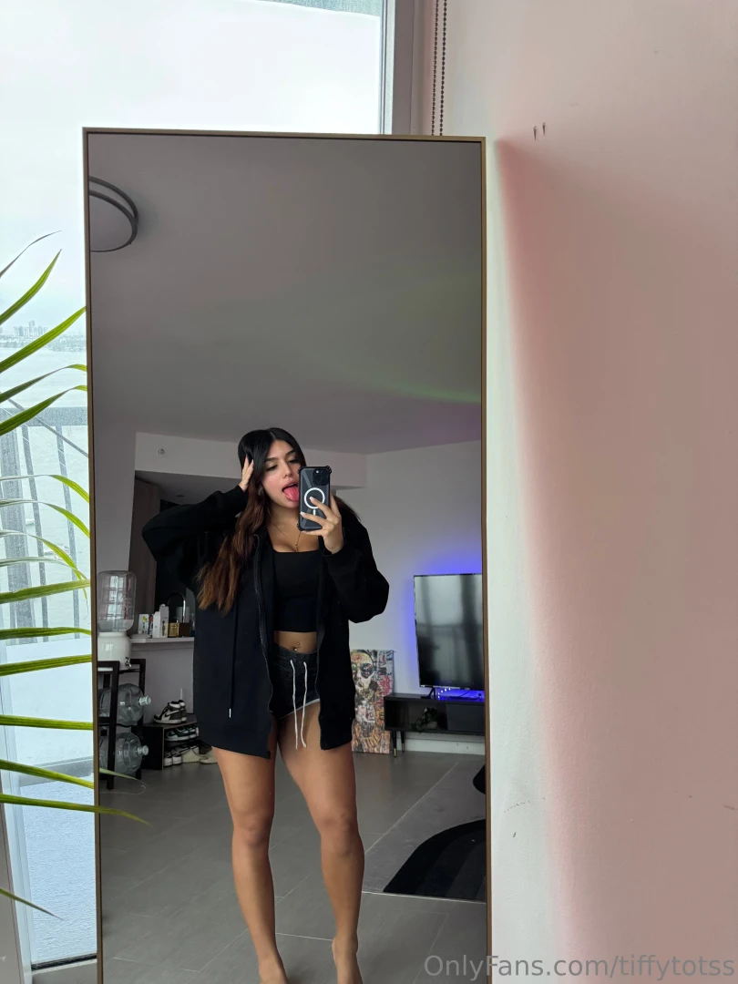 Wearing ur fresh hoodie is a must righttt 