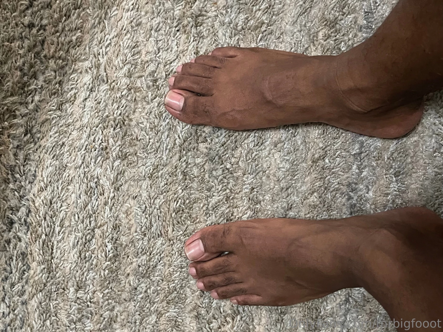 You belong on yo knees licking toes 