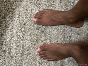 You belong on yo knees licking toes