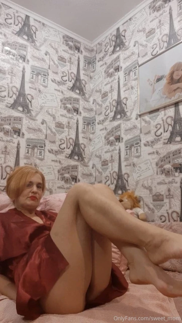 Sexy mommy wants to be naughty join us 