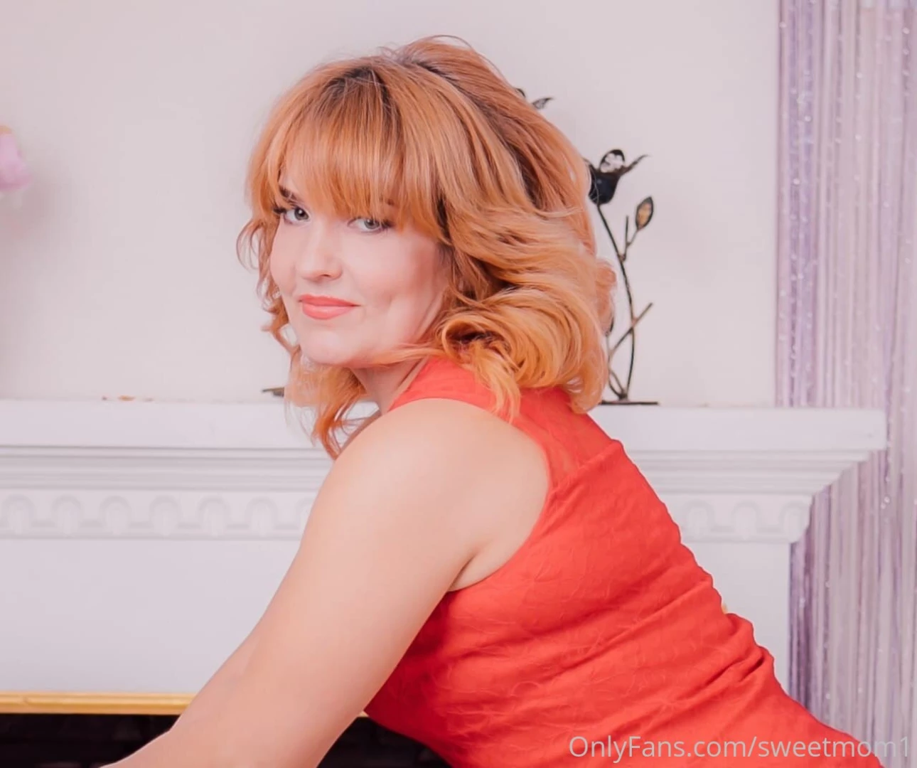 Put me in doggy style pull my hair and penetrate deep into me 