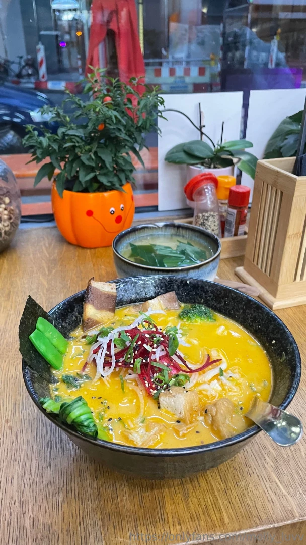 Today i treated myself to a cozy little ramen spot i went for 
