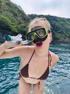 Hello my divers the other day i was swimming with fish and watching part 1