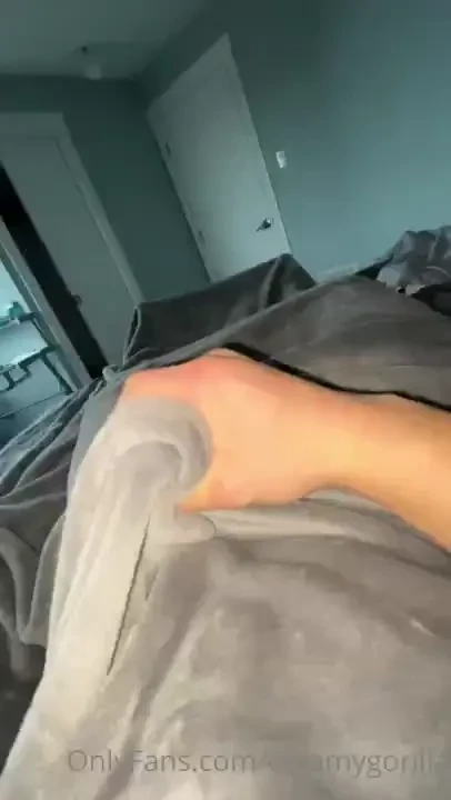 Horny as fuck this morning i wish a hot girl was here to suck it one 