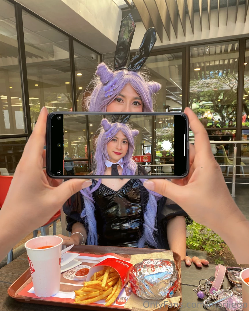 Pov tienes una cita con tu compa vestido de tu waifu favorita 