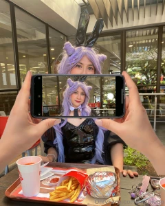 Pov tienes una cita con tu compa vestido de tu waifu favorita