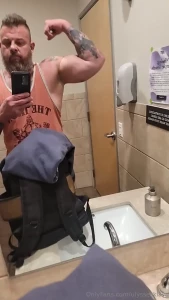 Just a little flex for everyone worship the muscles