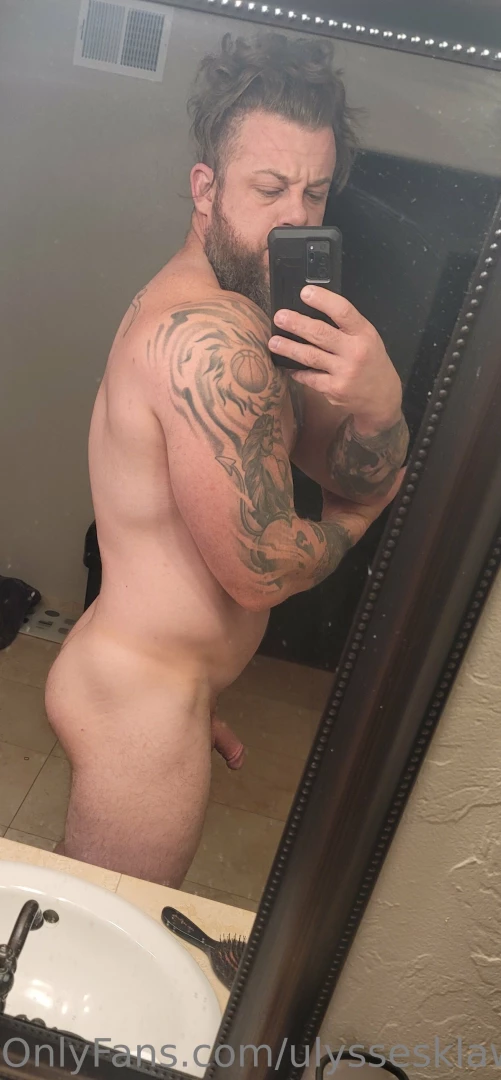 Fresh out of bed look at that glute muscle who wants to eat it and 