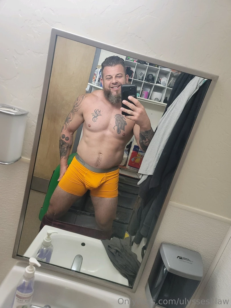 Drop my pants at work who wants to suck me off 