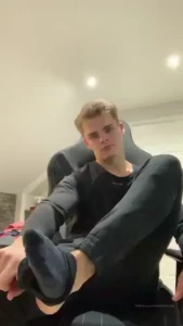 I hear some of you like feet who is going to be worshiping these size