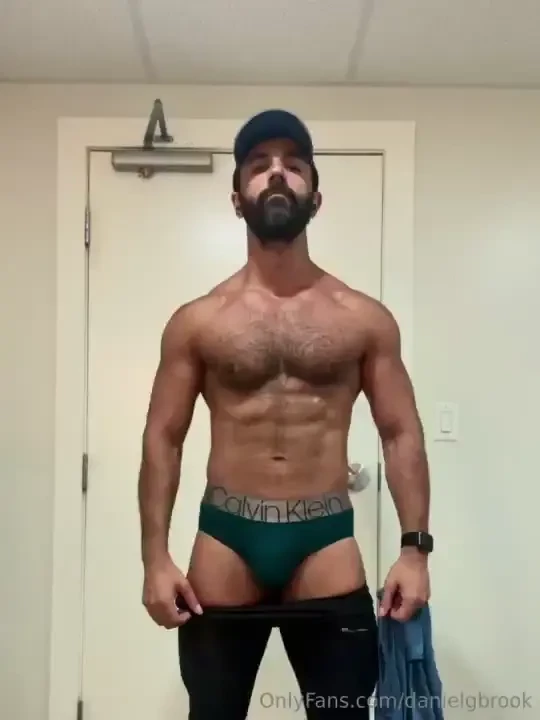 Wish i had a tongue to worship these pumped up muscles rn 