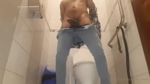 A falta de culos el piurano se meti una rica paja en el ba o de una