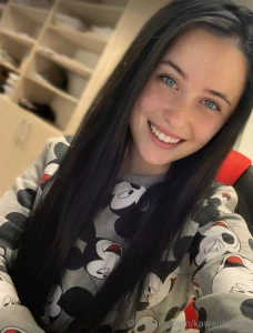 Free now this cutie is online and horny lindseyxheartx show her some part 104