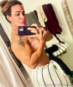 I love to get hard and sexy at the same time tell me in the dm what