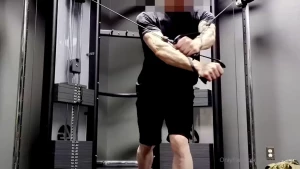 A really horny late night workout at the public gym i can t help but