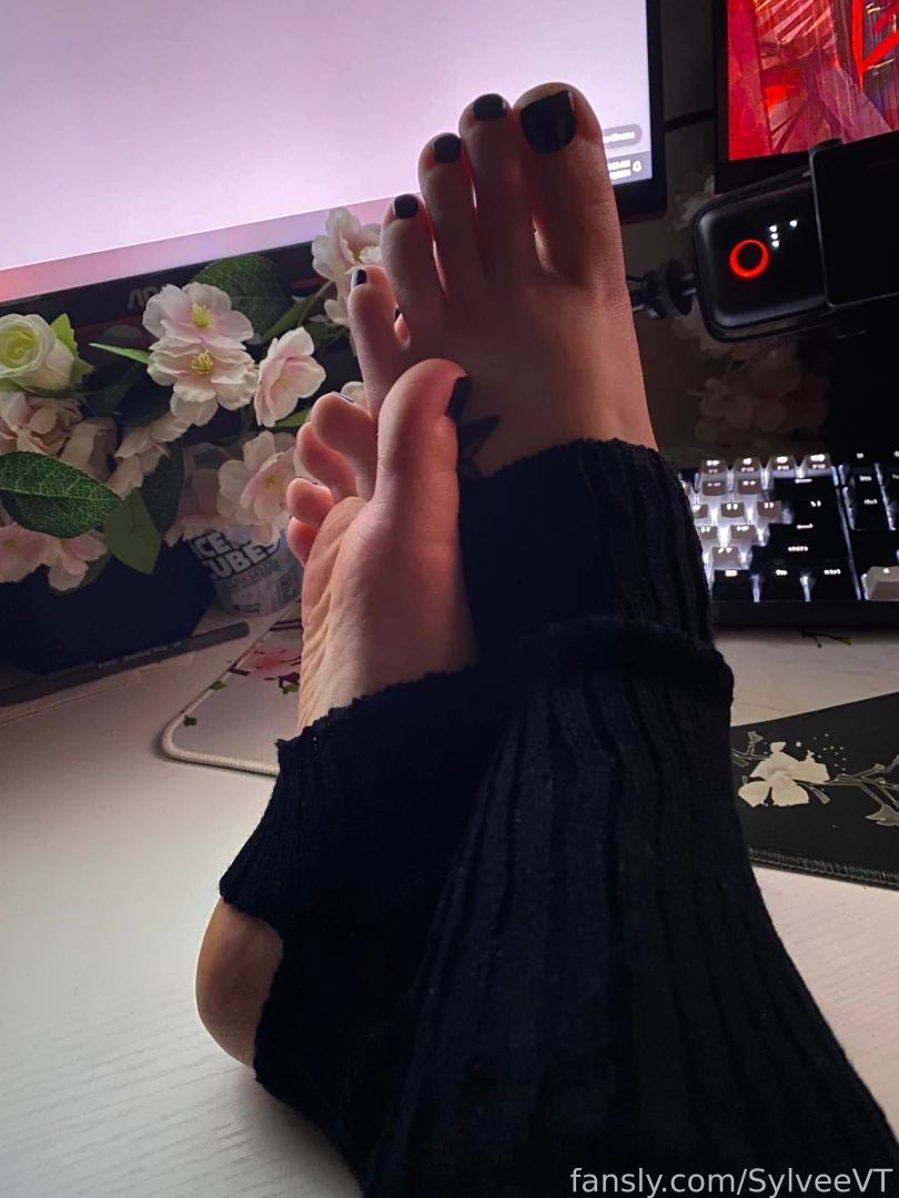 It s friday so i figured why not show off my cute feet it s been 