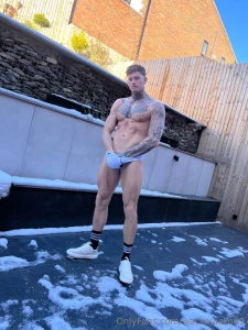 Who like this weather not doing me any favours hahaha