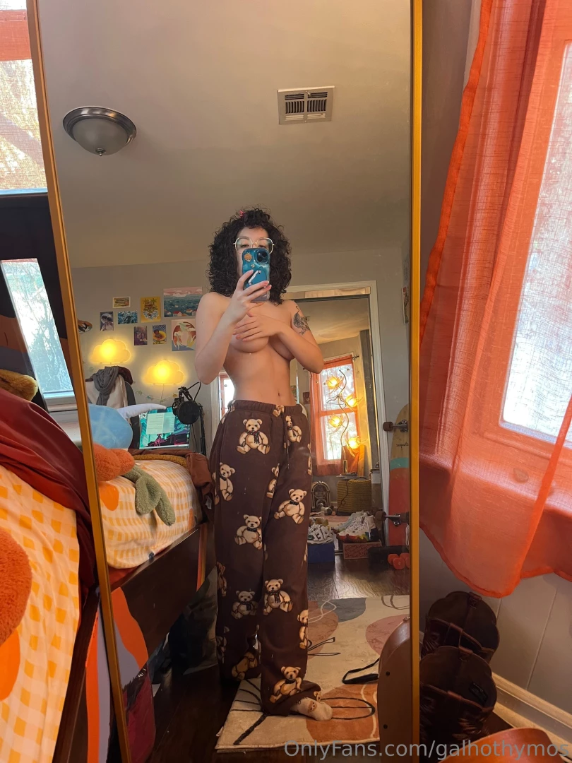 Sorry for all the underboob shoots yall they re just my fave lol do 