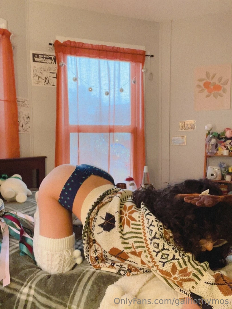 Heheheheh we re celebrating christmas early today with the kiss-mas 