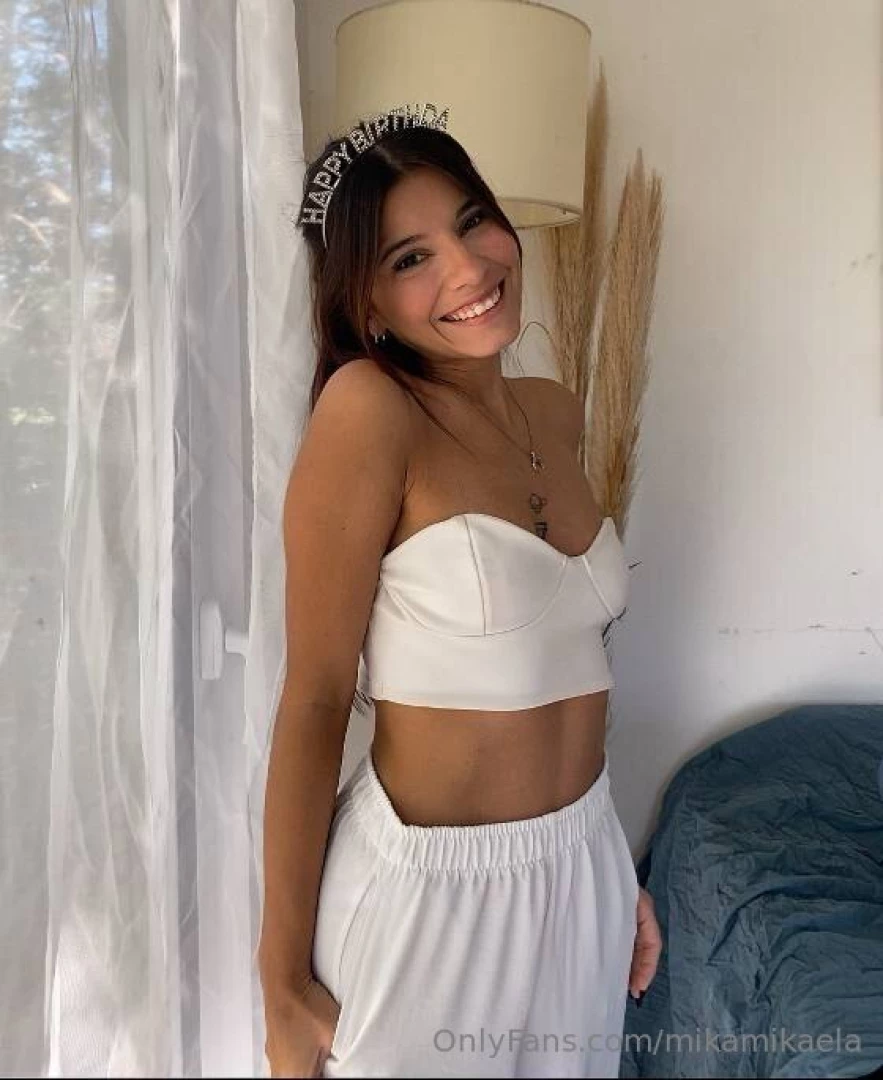 Waiting patiently for my birthday song sike not patiently at all 