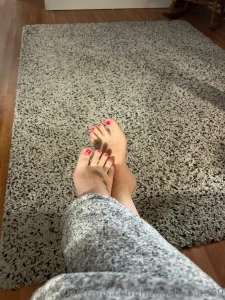 Having a relaxing day who d like to come rub my feet for me