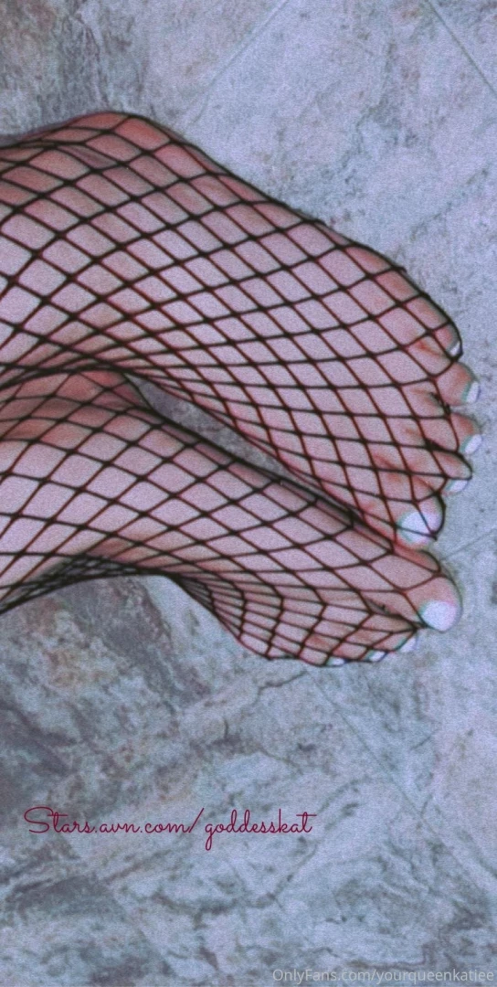 Anyone into pretty white toes 