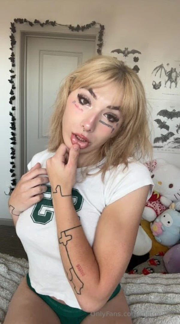 Say hello to the adorable ashleimichelle your new virtual gf is here 