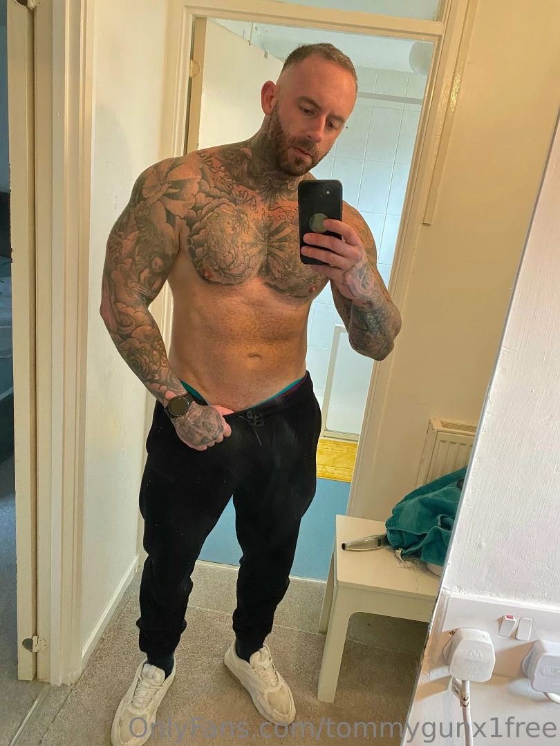 Who likes a bit of belly stubble 