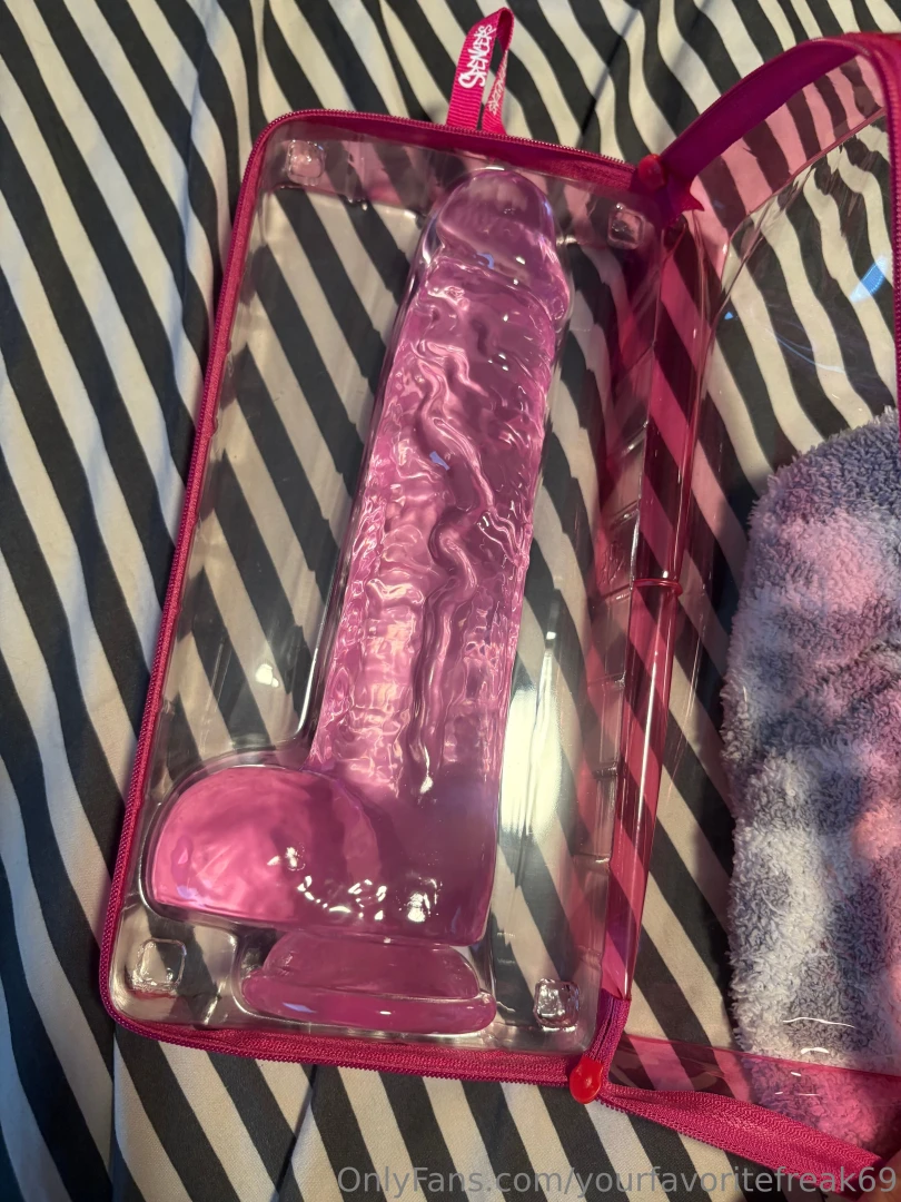 Watch me put this huge dildo in my tight pussy 