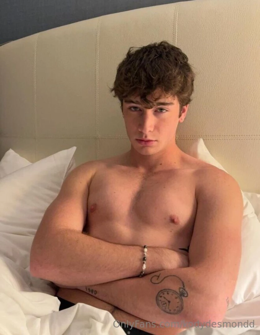 Wanna join me in bed send me a in my dms 