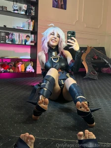 Still staring at my feet yeah i wouldn t be able to look away either