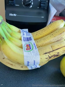 Omg would you believe my friend gave me all this good produce wow i