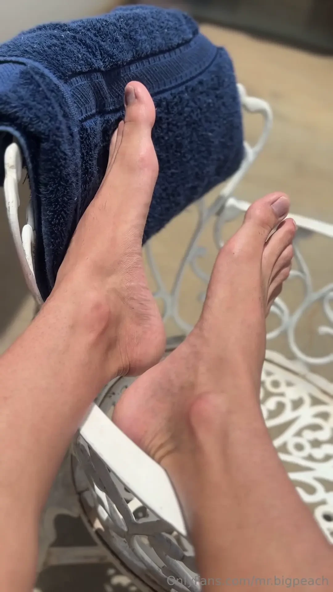 My feet need to be licked 