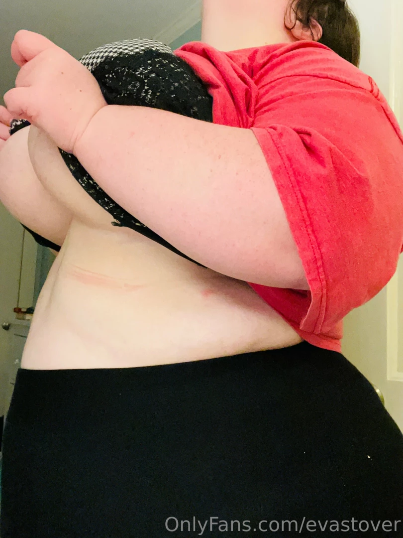 Tfw you get home from the gym and you finally get to air the ta-tas 