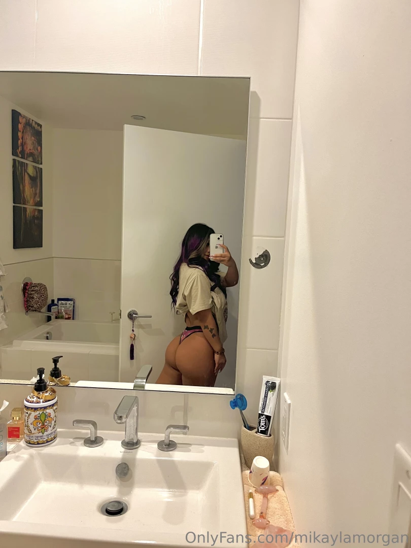 Do you wanna see me shaking my ass in front of your face 