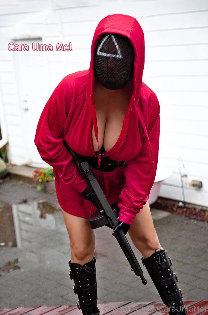 Who is watching this show on netflix raise your ummm hand caraumamel 