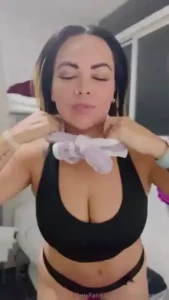 Yo me lavo mientras t te la jalas