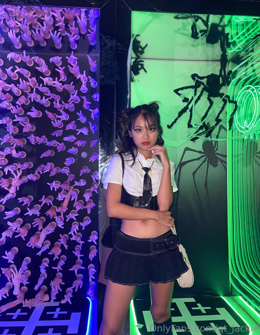 Happy halloween can u guess my outfit 