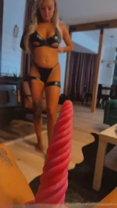 New girl girl 8 minutes -strip tease -sucking -strap on fucking