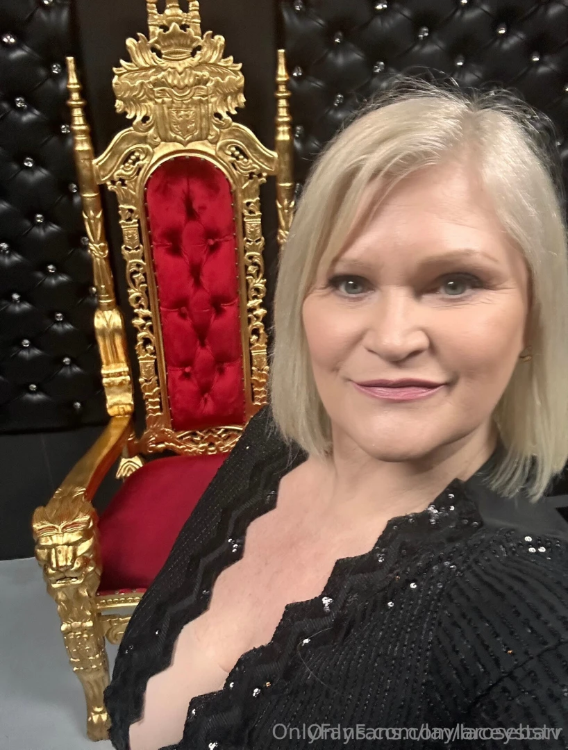 Hey i am your naughty gilf mistress that loves to get horny with you 