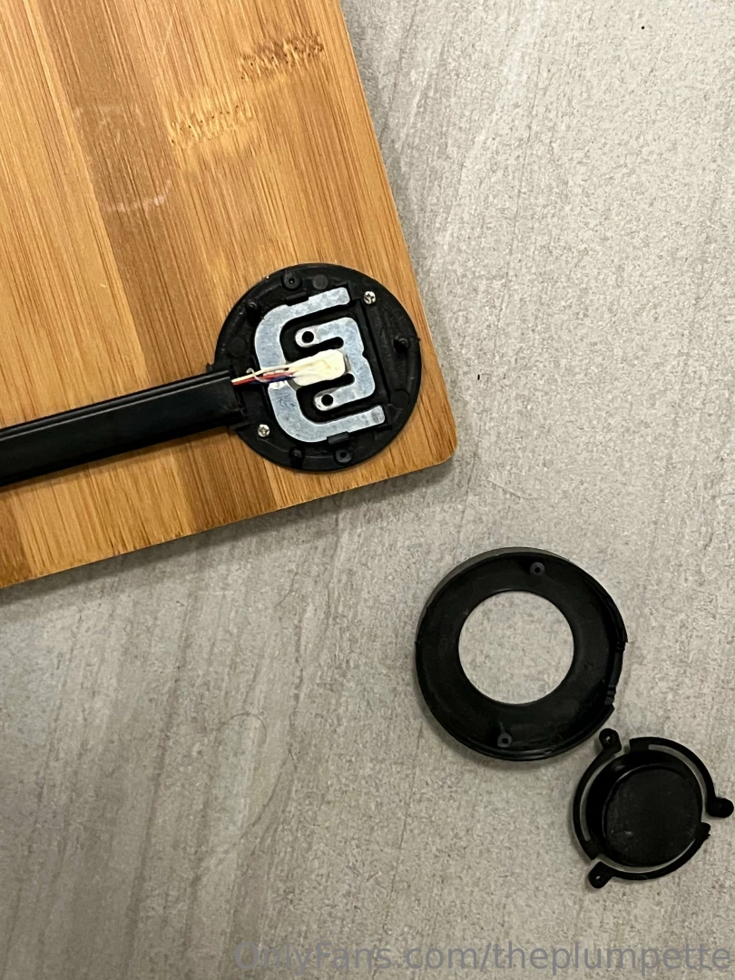 My scale broke but i got a new one courtesy of a fan and it looks like part 1 