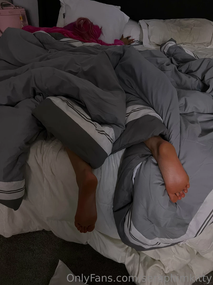 Who wants to lick my pretty feet 