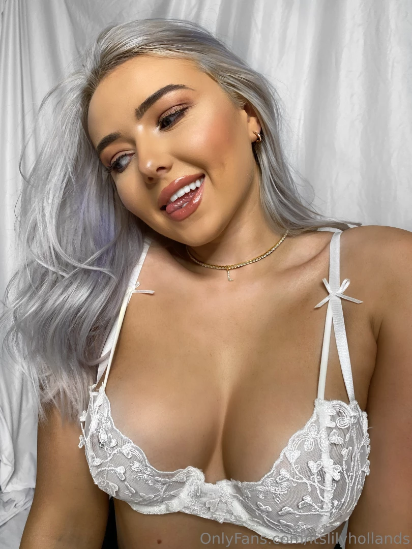 Baby why are you being boring and waiting for pay day treat me now 